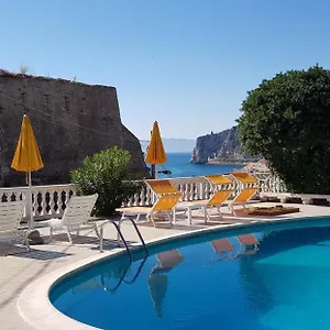 park-hotel-castello-finale-ligure.hotelitalianriviera.com/